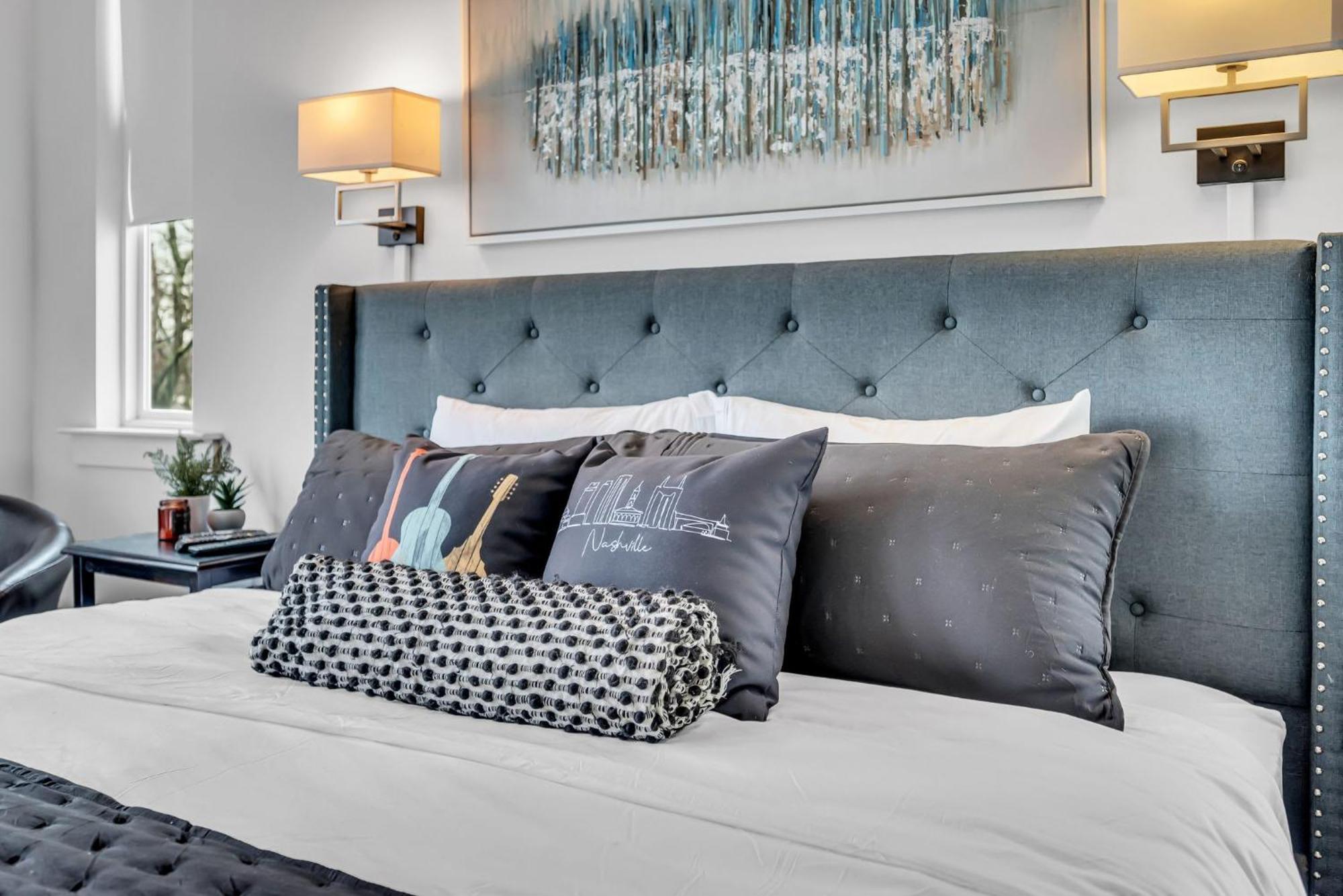 Lux East Nash-hot Tub & Rooftop Patio Holiday home *