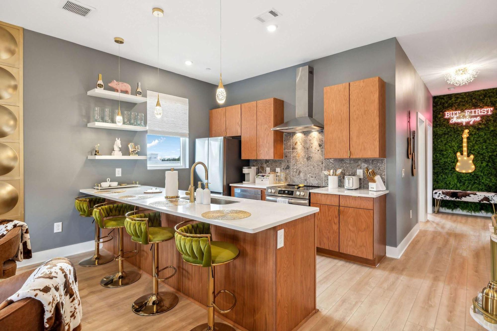 Apartment Rooftop Views Stylish Decor Nash Downtown Access