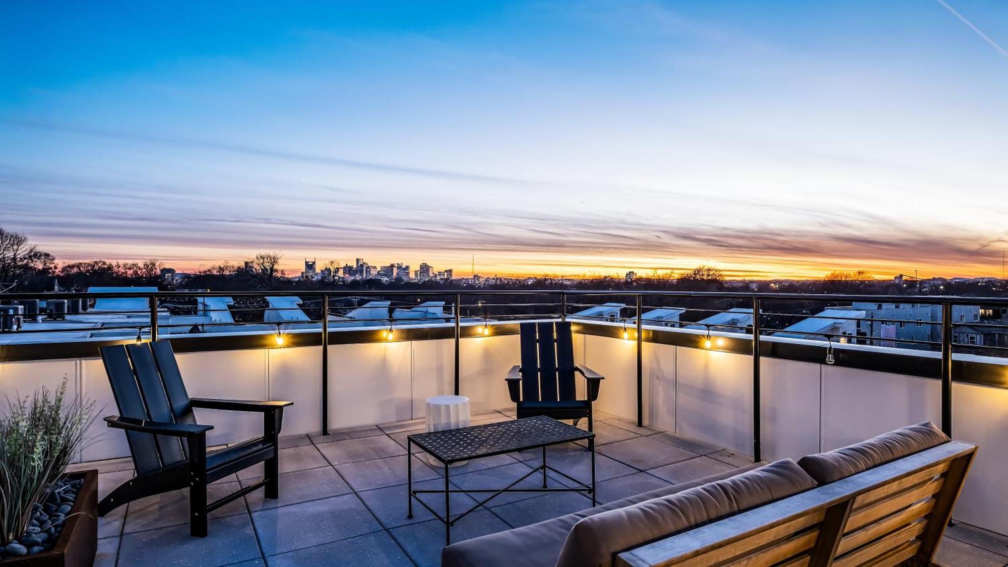 Rooftop Views Stylish Decor Nash Downtown Access Apartment *