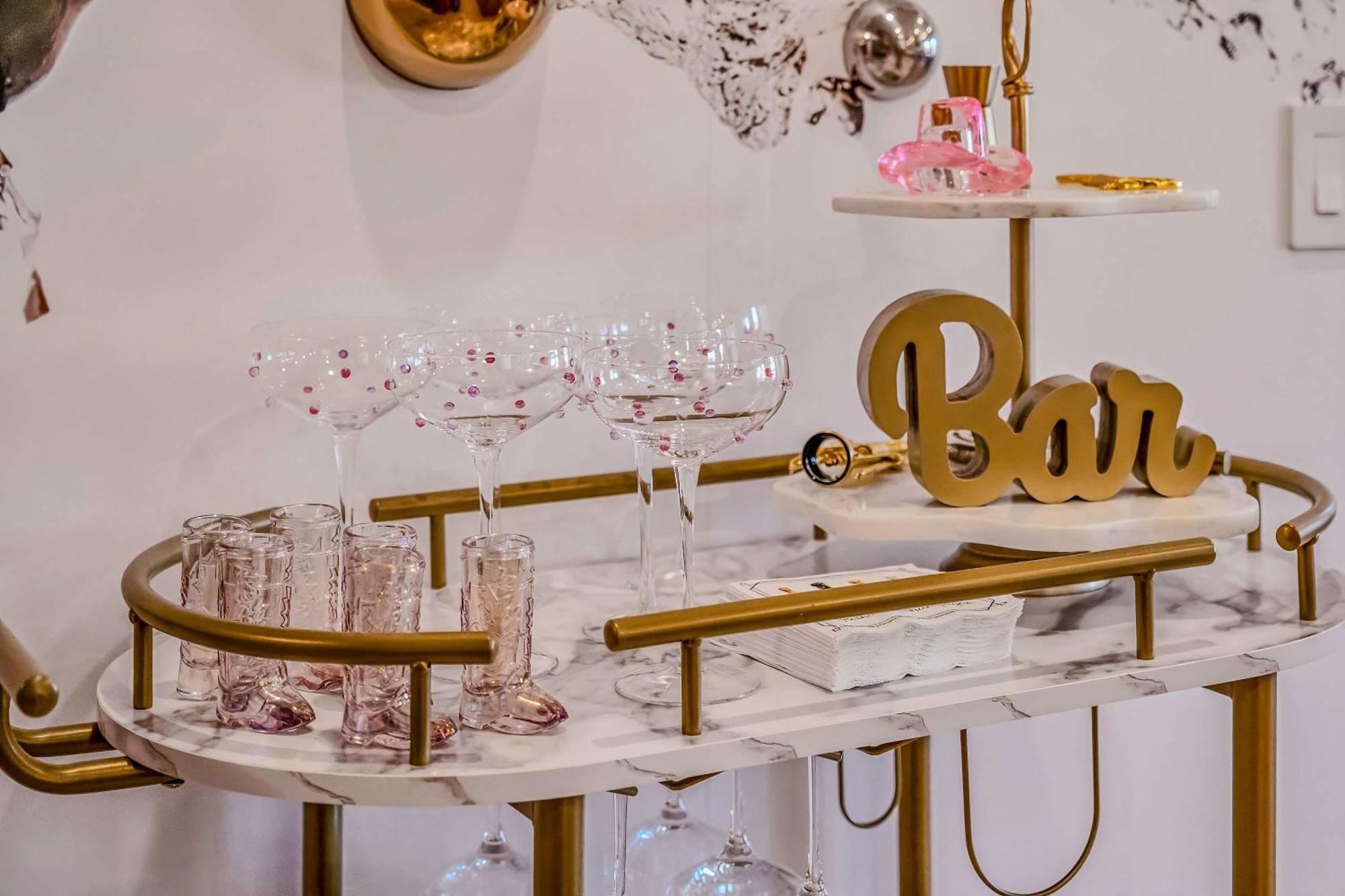 Apartment Rooftop Views Stylish Decor Nash Downtown Access *