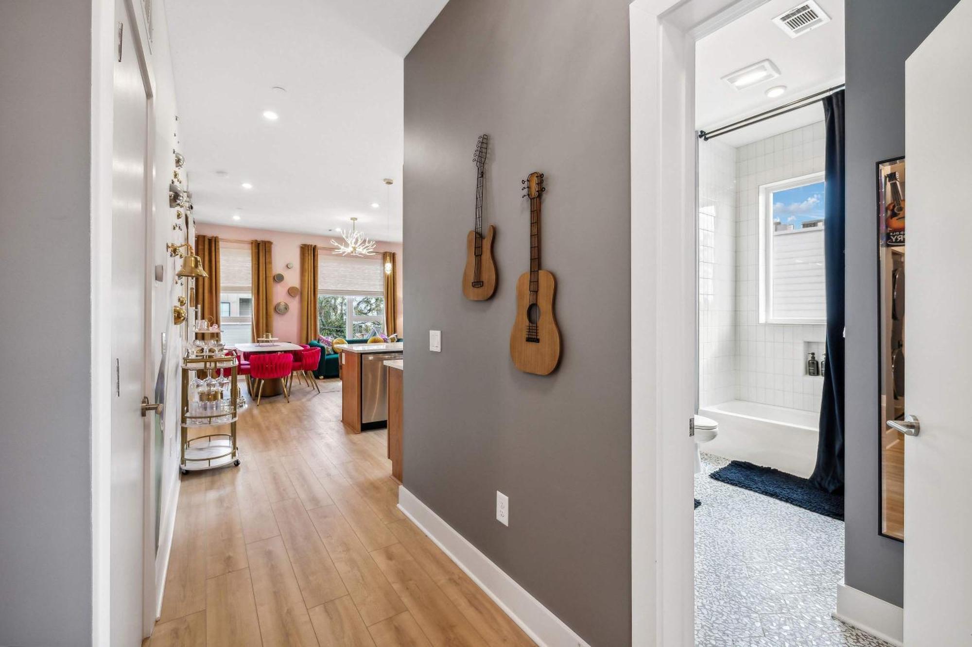 Rooftop Views Stylish Decor Nash Downtown Access *