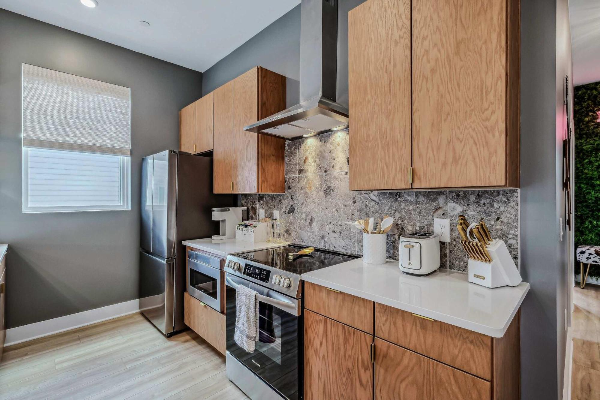 Rooftop Views Stylish Decor Nash Downtown Access Apartment