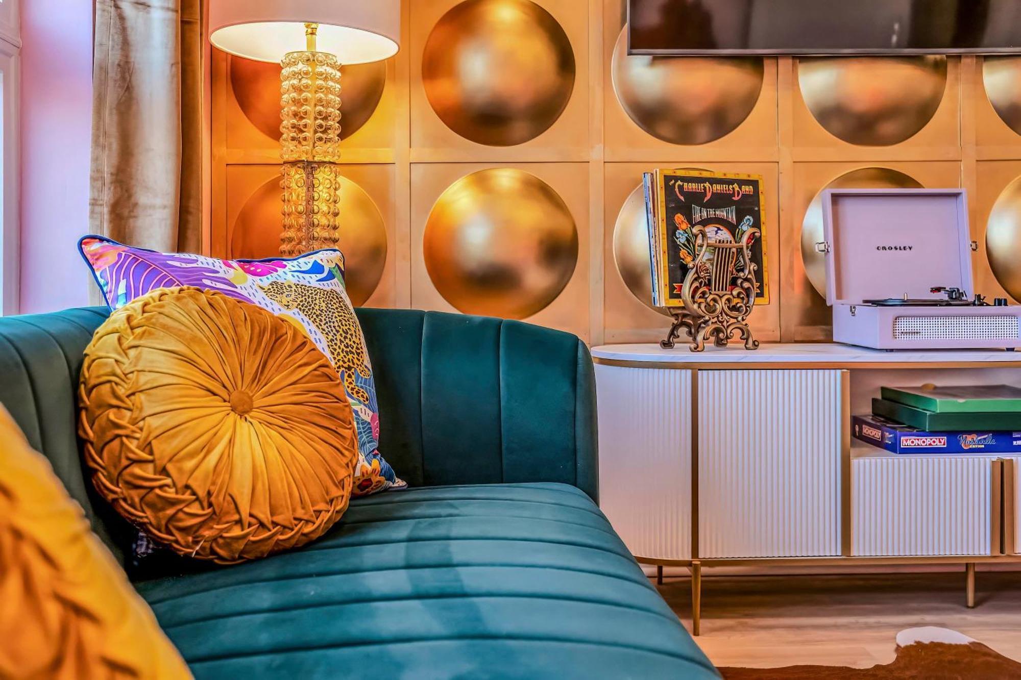 Apartment Rooftop Views Stylish Decor Nash Downtown Access