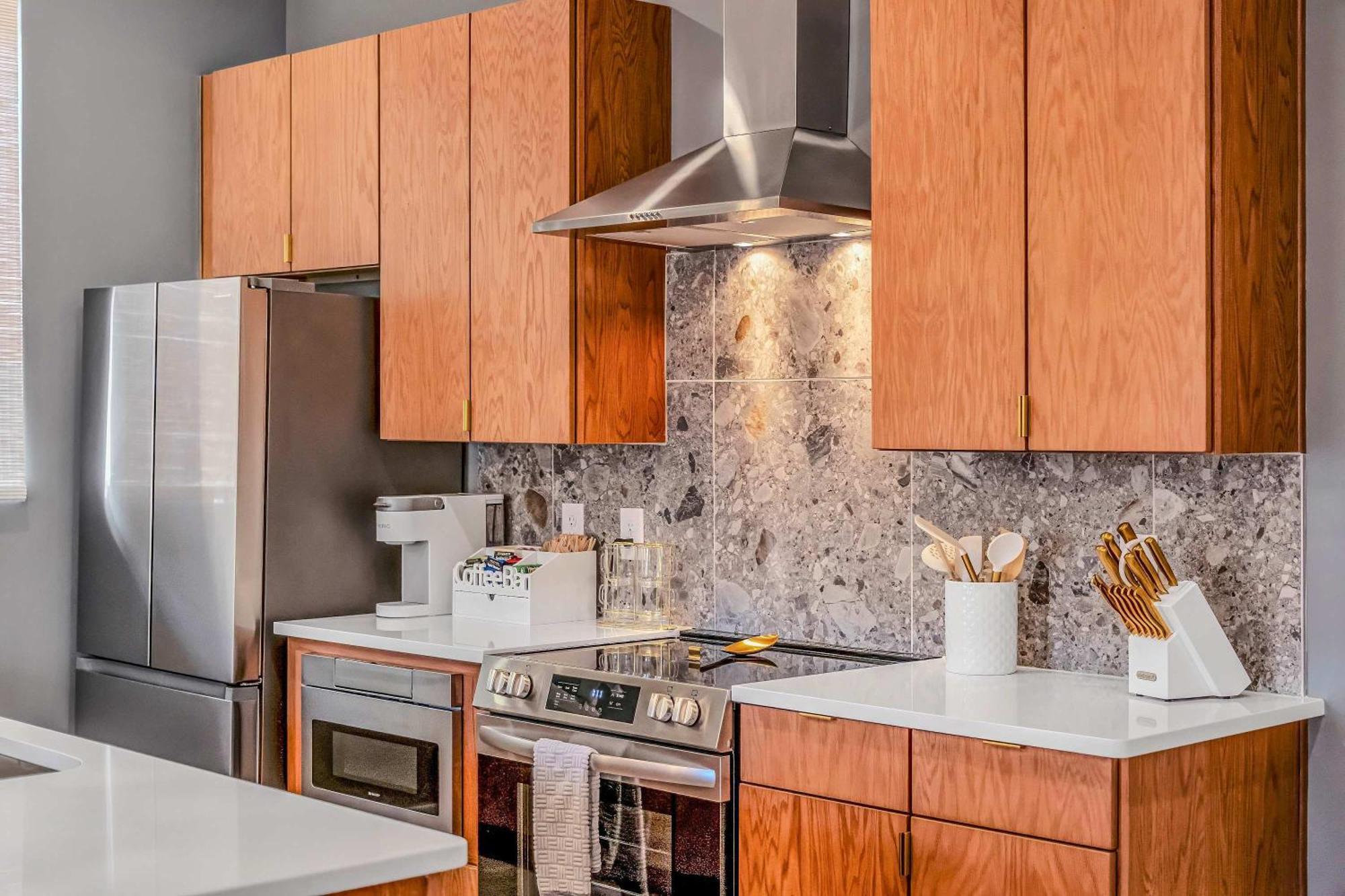 Rooftop Views Stylish Decor Nash Downtown Access *