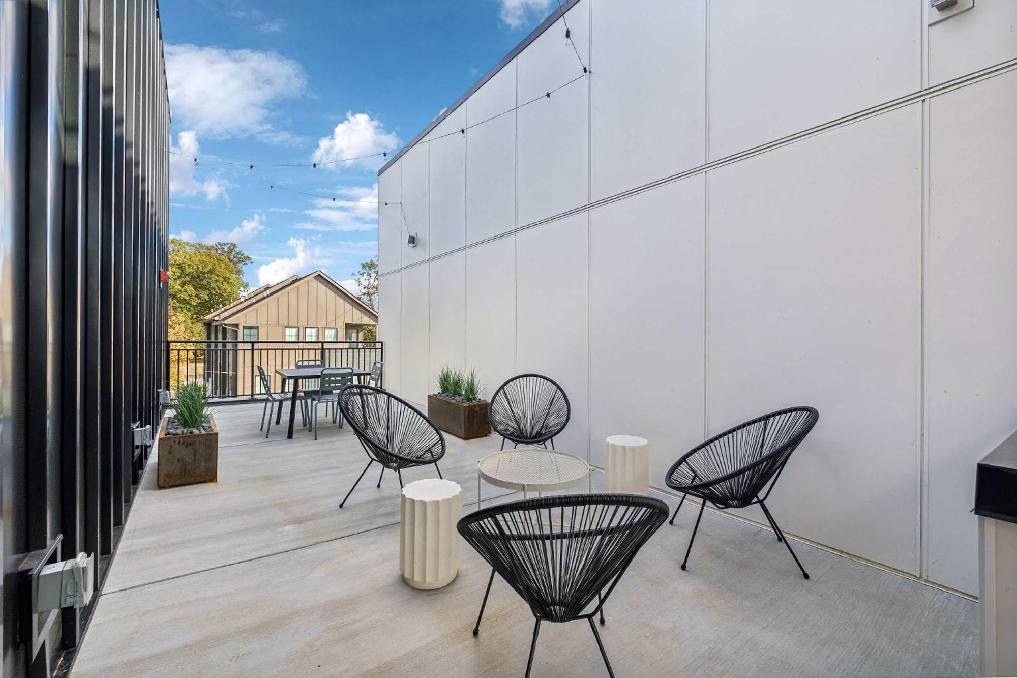 Rooftop Views Stylish Decor Nash Downtown Access Apartment