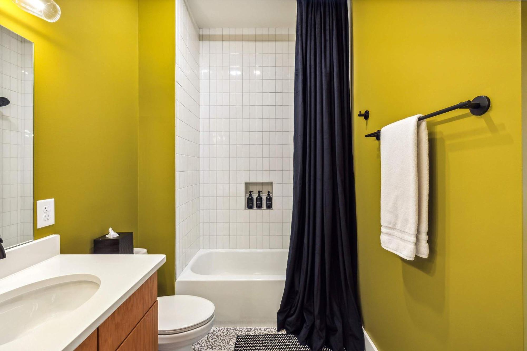 Apartment Rooftop Views Stylish Decor Nash Downtown Access *