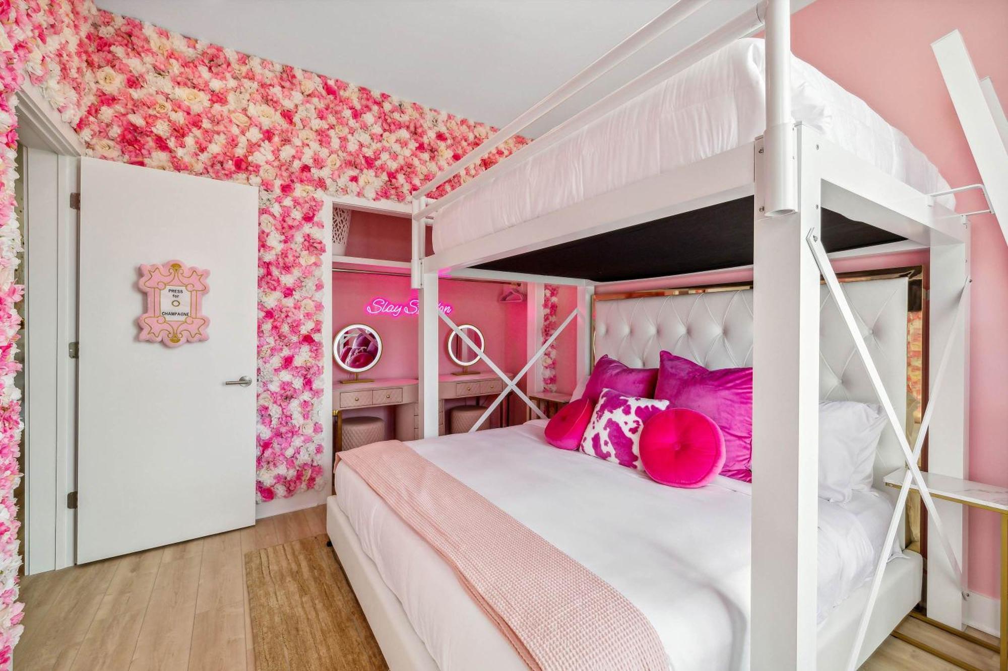 Rooftop Views Stylish Decor Nash Downtown Access *