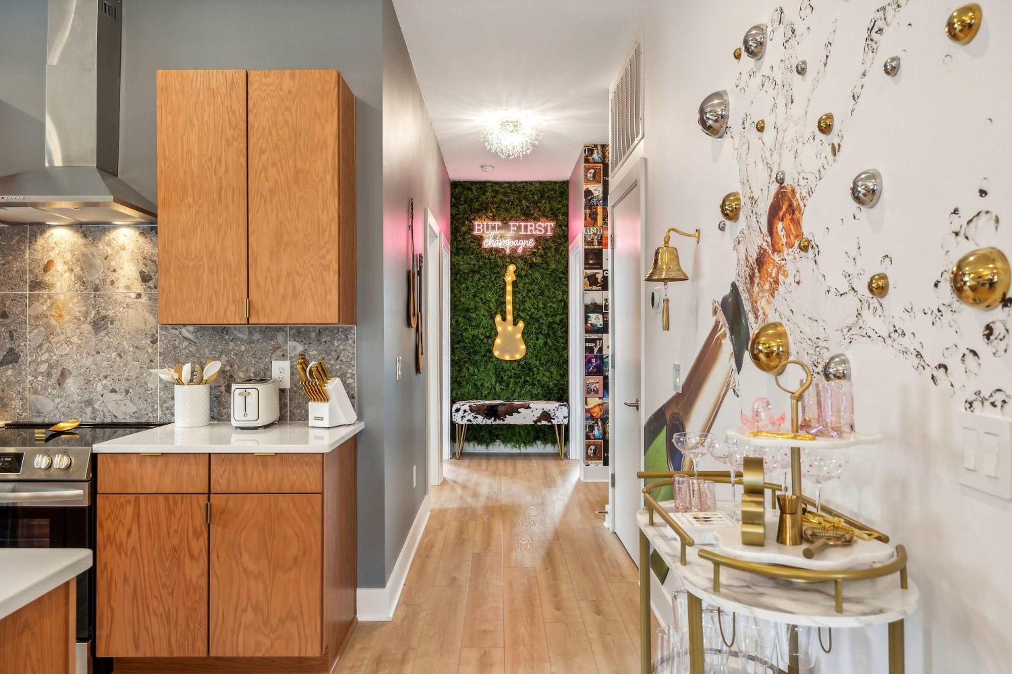 Apartment Rooftop Views Stylish Decor Nash Downtown Access *