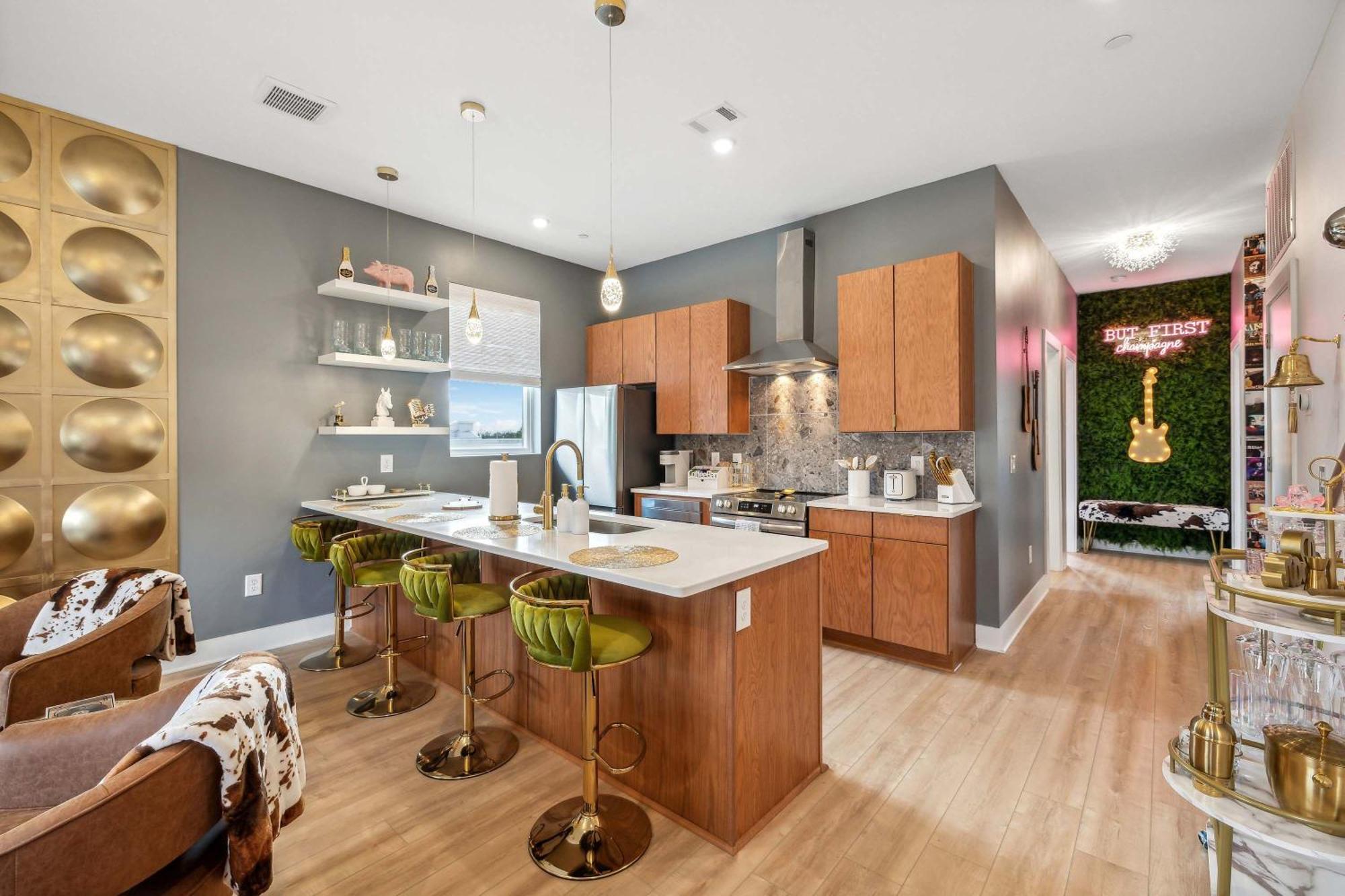 Rooftop Views Stylish Decor Nash Downtown Access Apartment