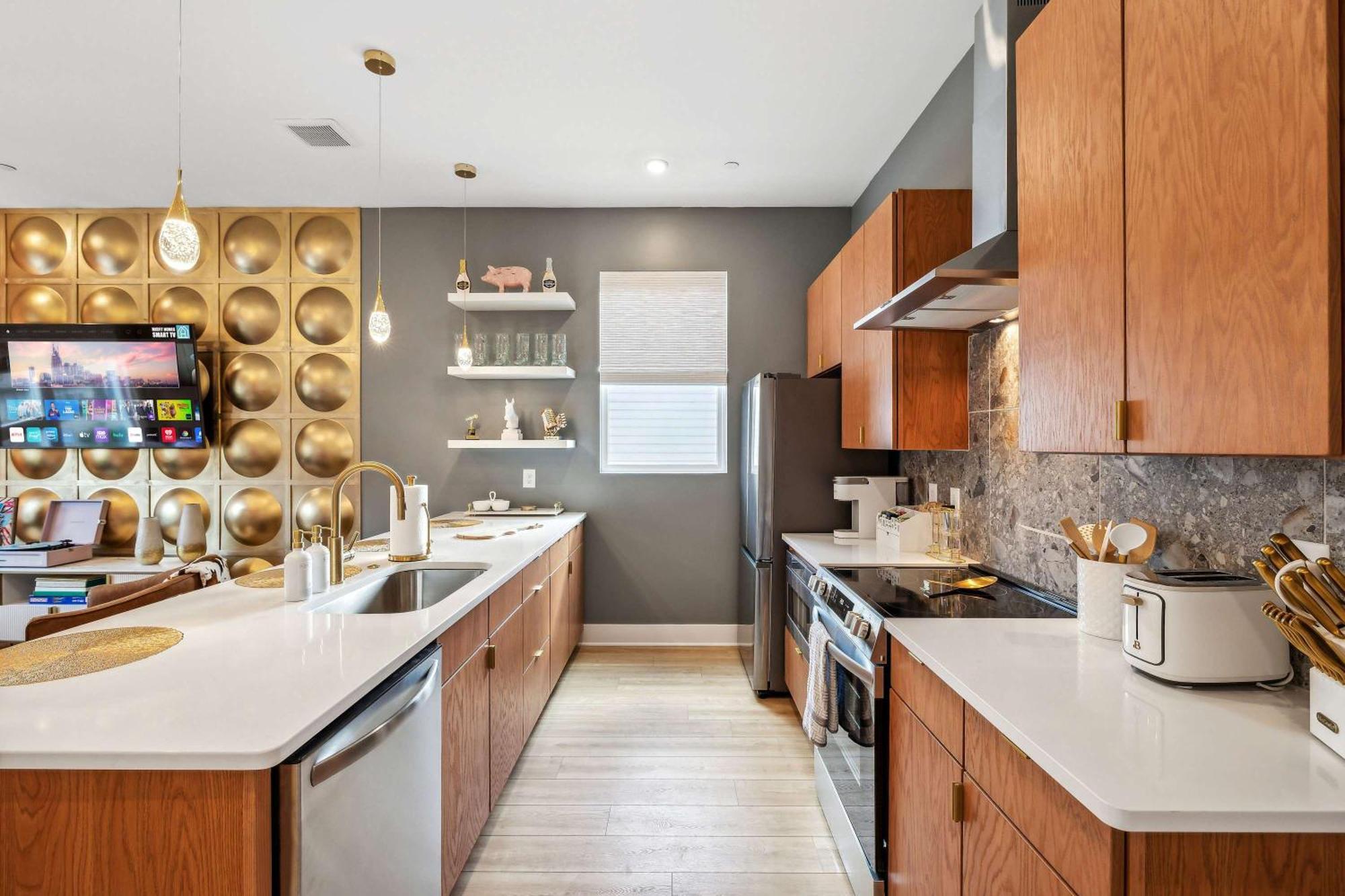 Apartment Rooftop Views Stylish Decor Nash Downtown Access *