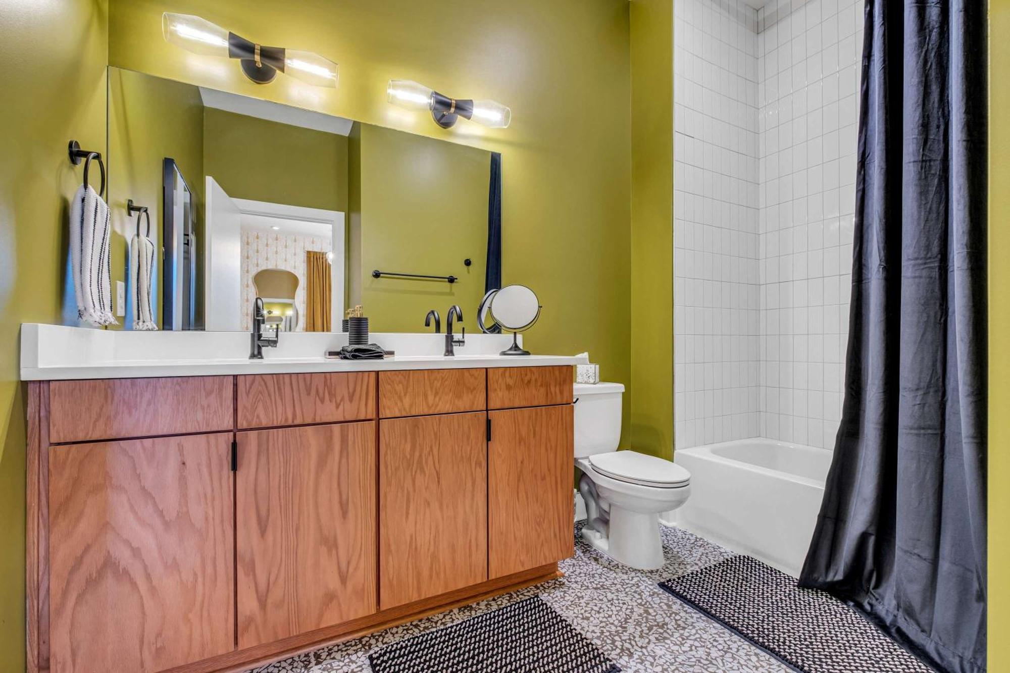 Rooftop Views Stylish Decor Nash Downtown Access