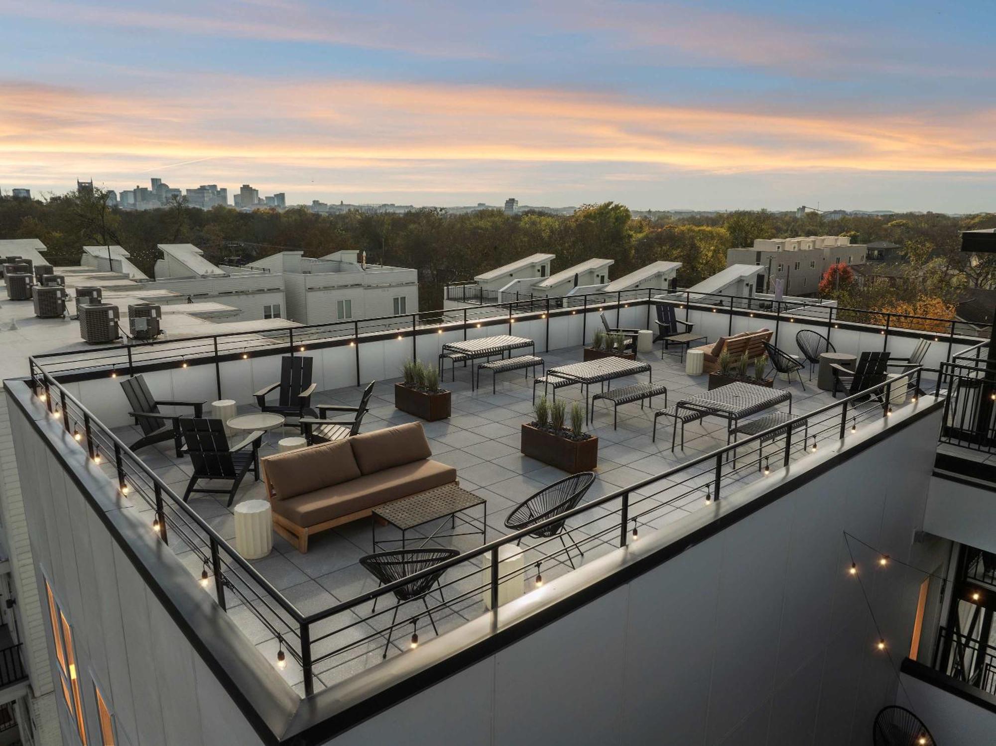 Rooftop Views Stylish Decor Nash Downtown Access Apartment