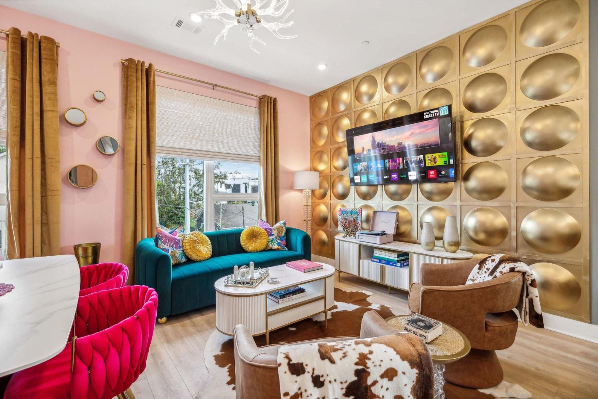 Apartment Rooftop Views Stylish Decor Nash Downtown Access