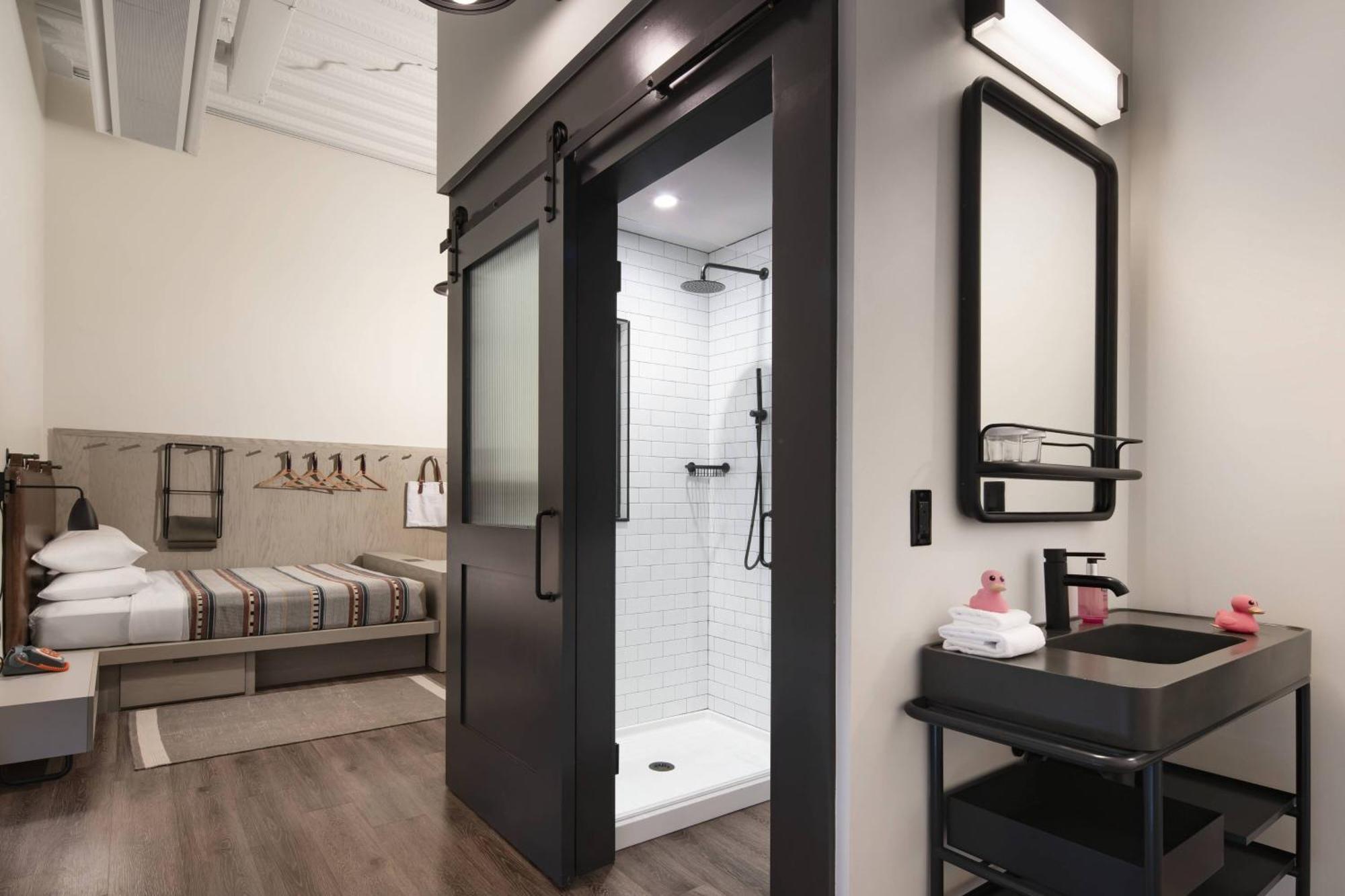 Hotel Moxy Vanderbilt Area