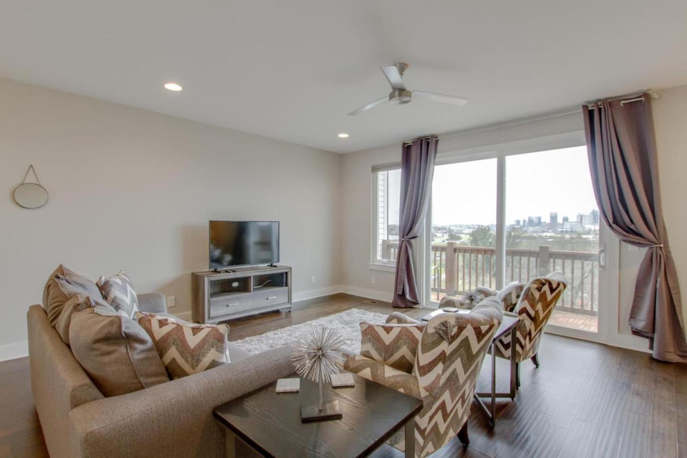 Overlook Luxury Amenities Minutes To Downtown Holiday home *