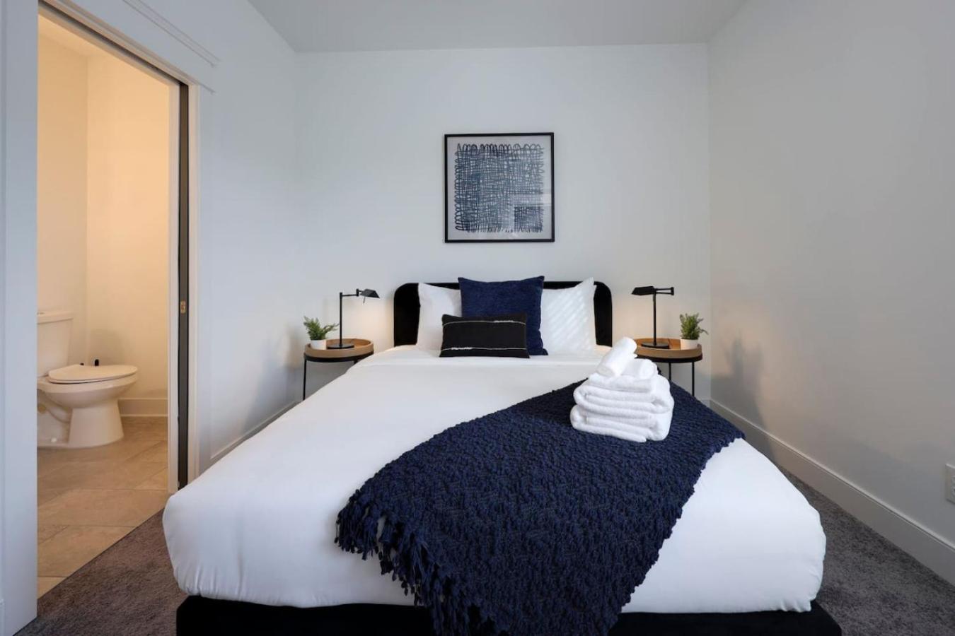 Minutes To Broadway Music Modern Townhome Holiday home *