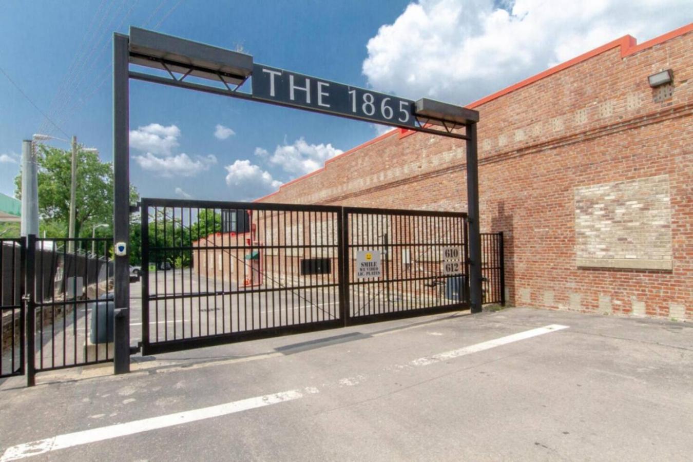 Amazing Amenities And Location - 1 Bedroom Apartment *