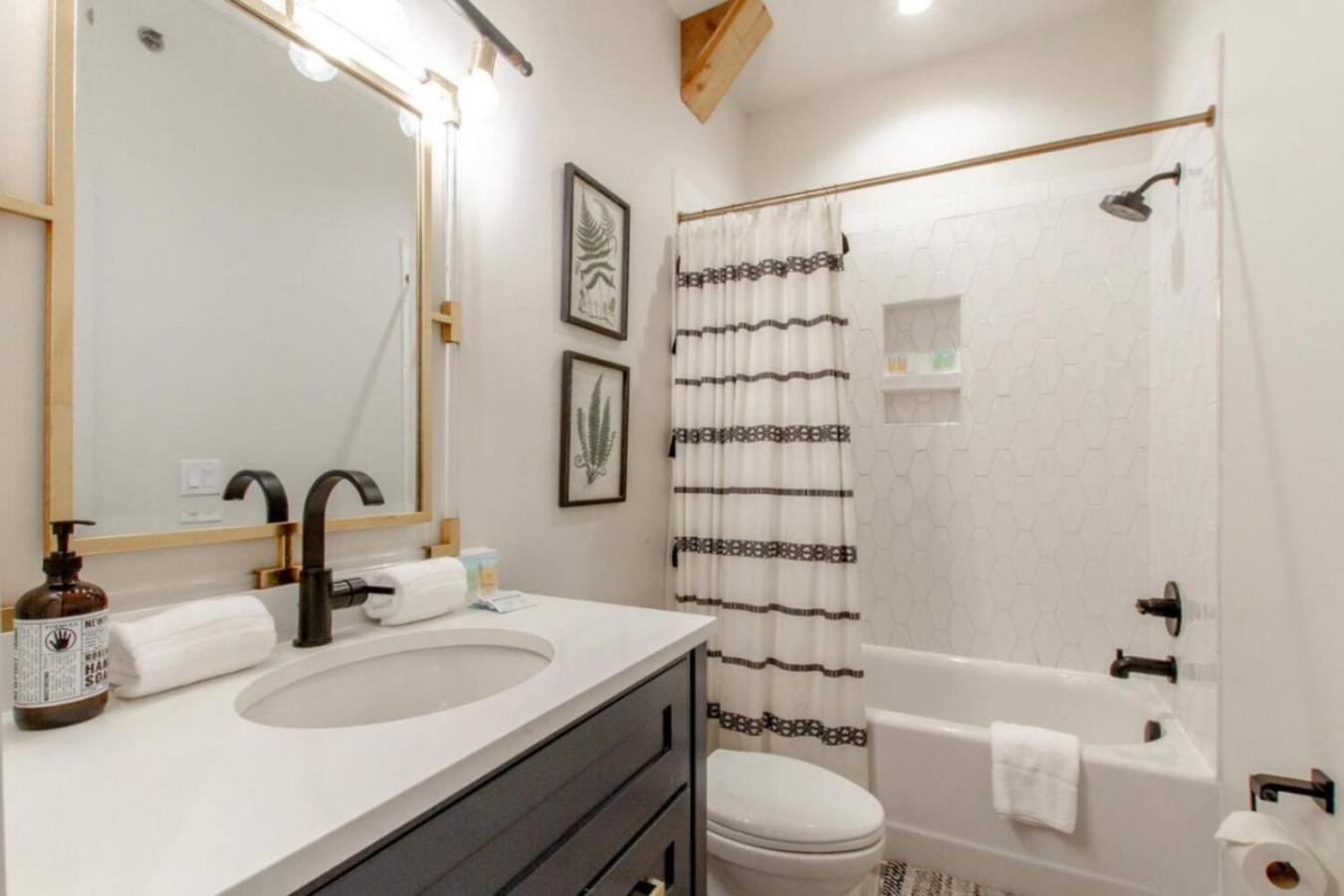 Amazing Amenities And Location - 1 Bedroom Apartment *