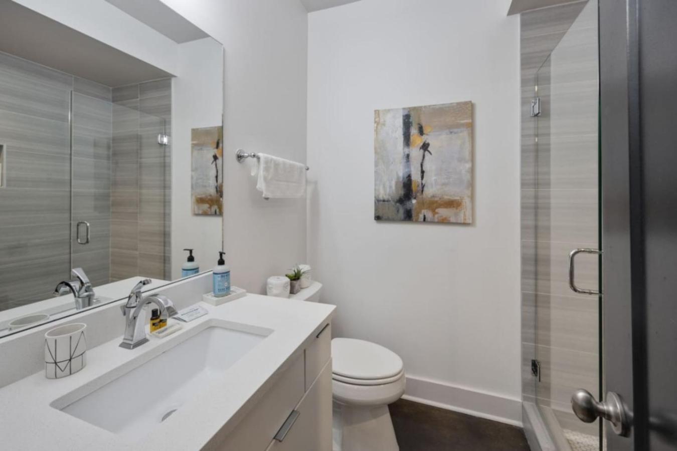 Nashvilla Townhome Gigantic Rooftop Pure Luxury Holiday home *