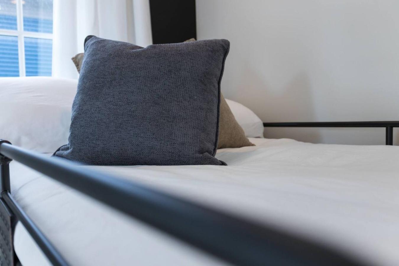 Downtown Luxury Large Townhome Lots Of Beds Holiday home *