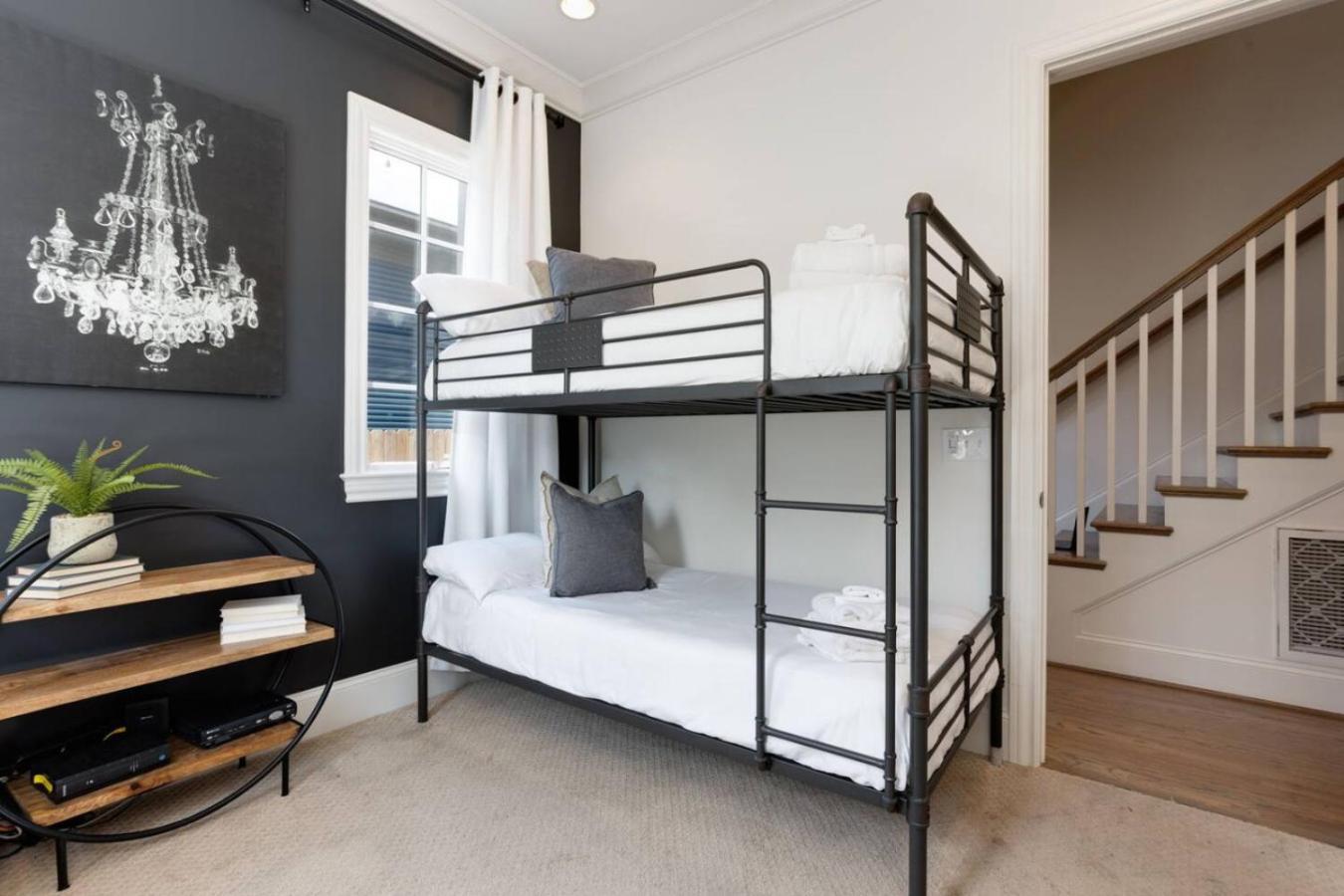 Downtown Luxury Large Townhome Lots Of Beds Holiday home *