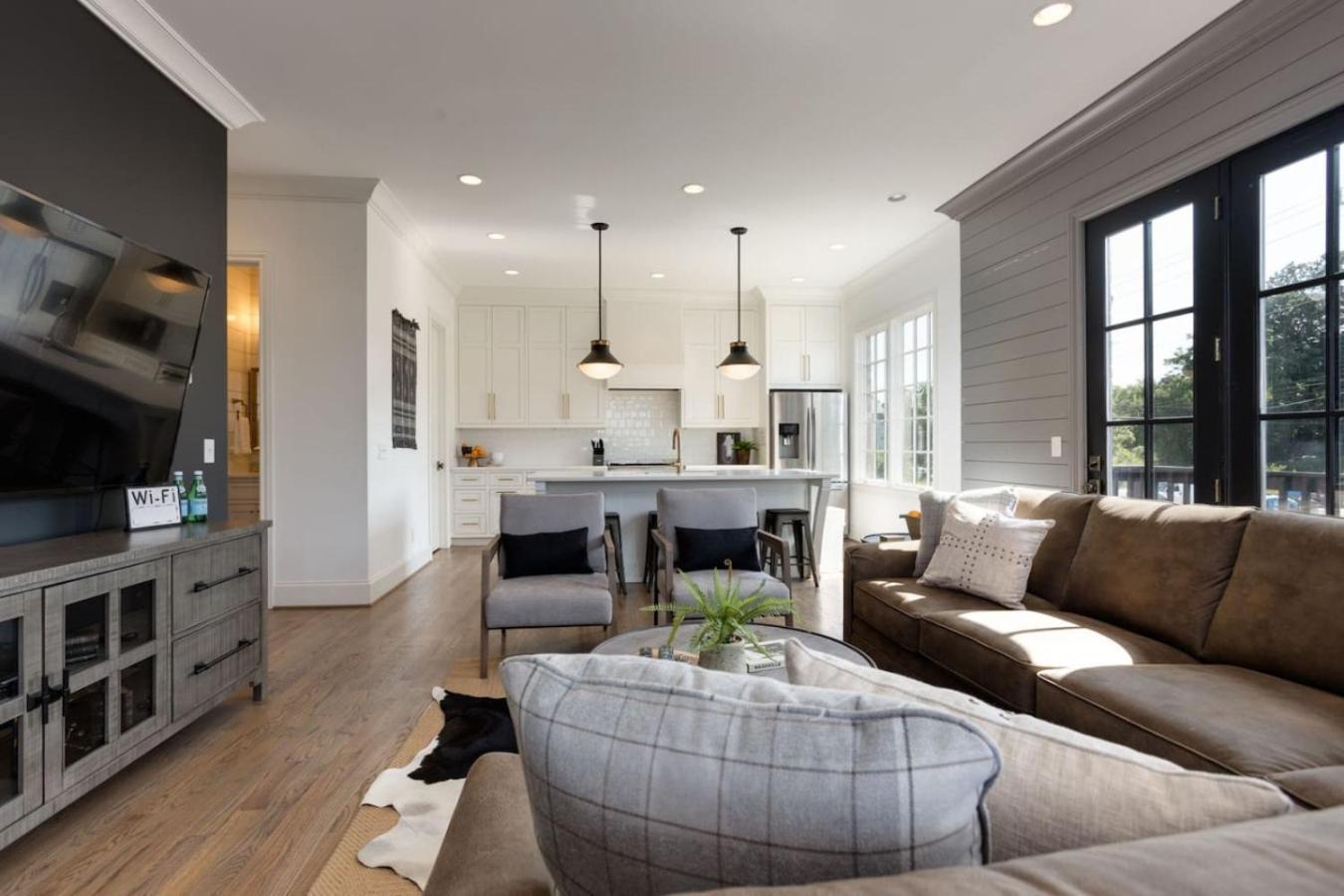 Downtown Luxury Large Townhome Lots Of Beds Holiday home