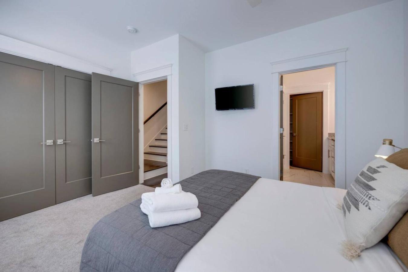 Two Side By Side Townhomes West Luxury Holiday home