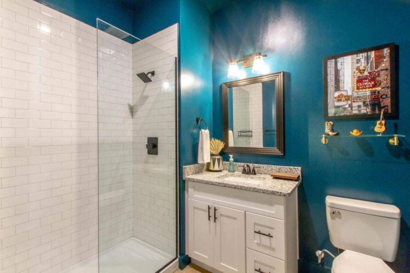 Vibrant Retreat - South Apartment