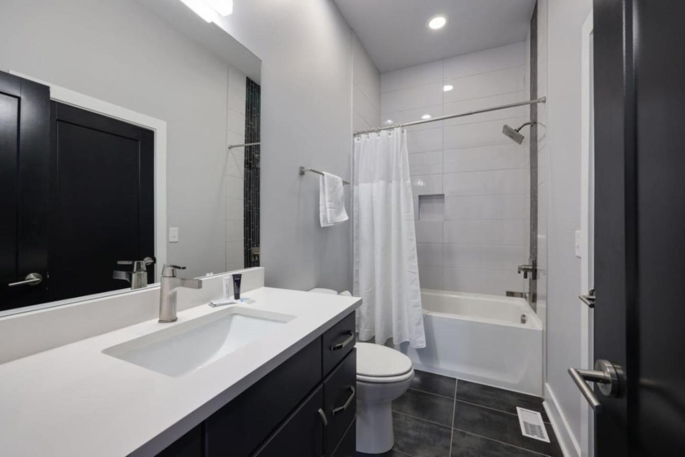 Violet Vogue - Rooftop Patio - Skee-ball Game Holiday home Nashville