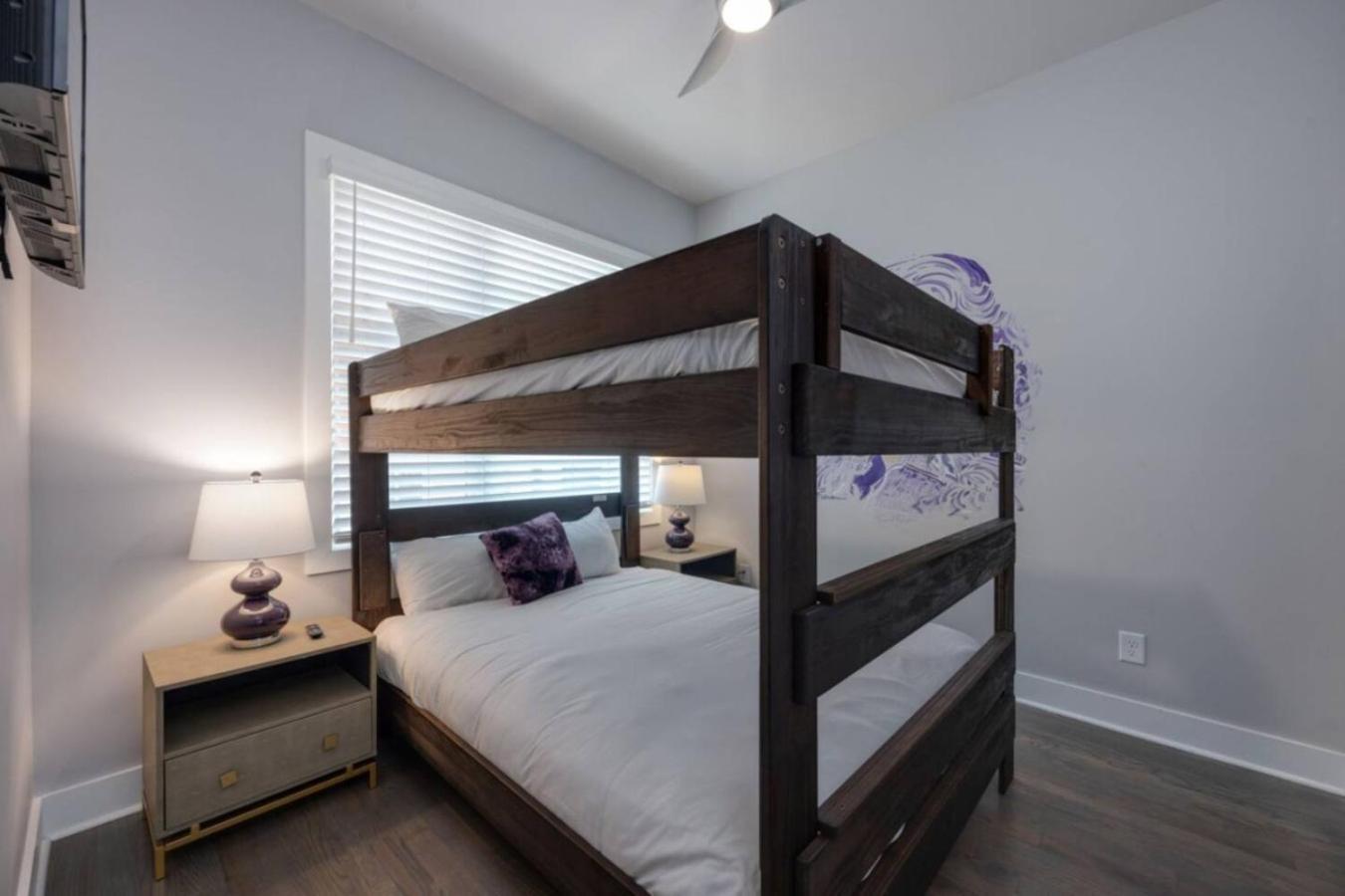 Violet Vogue - Rooftop Patio - Skee-ball Game Holiday home