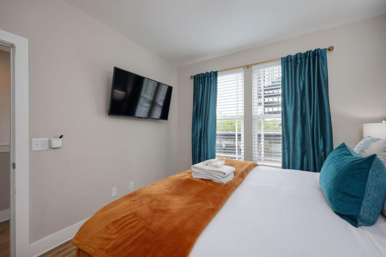 Two Townhomes - Hot Tubs And Rooftop Balconies Holiday home *