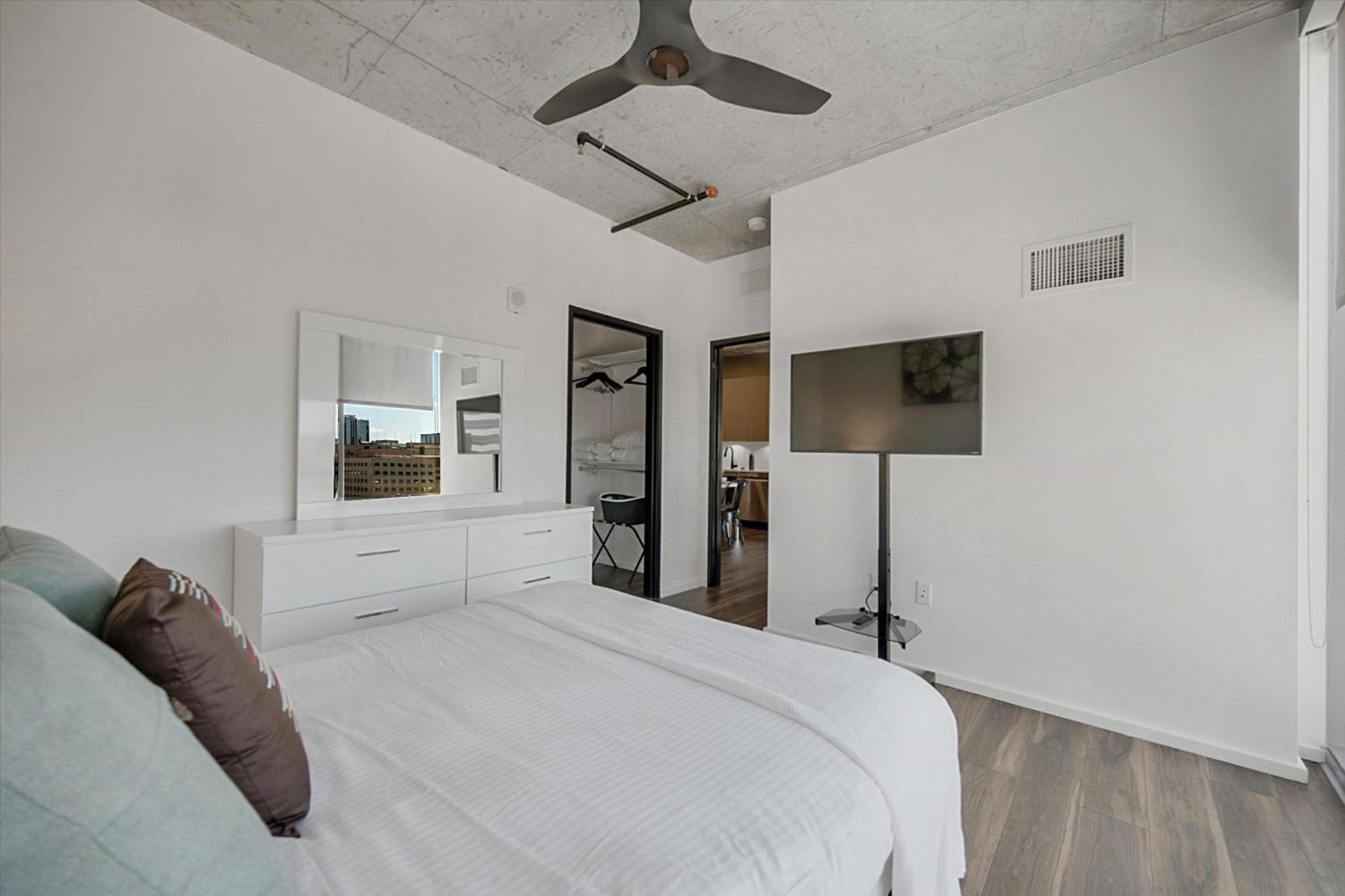 Global Luxury Downtown Apartment