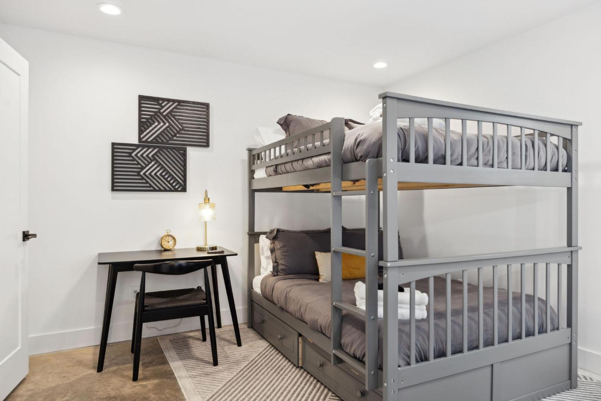 Holiday home 1st Flr Retreat Downtown & Spots *