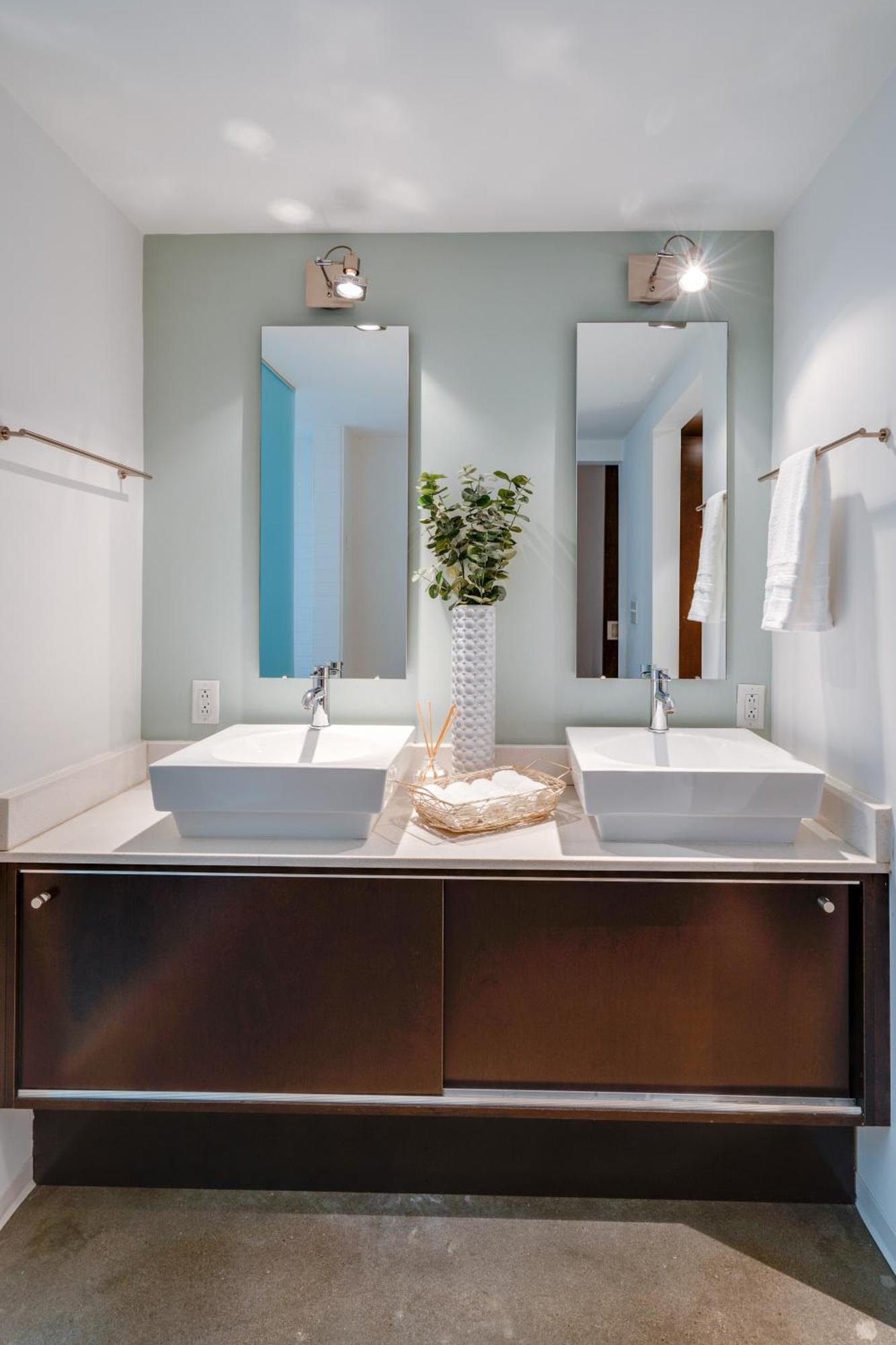 5m102 Two-story 2br 2ba Work Live *