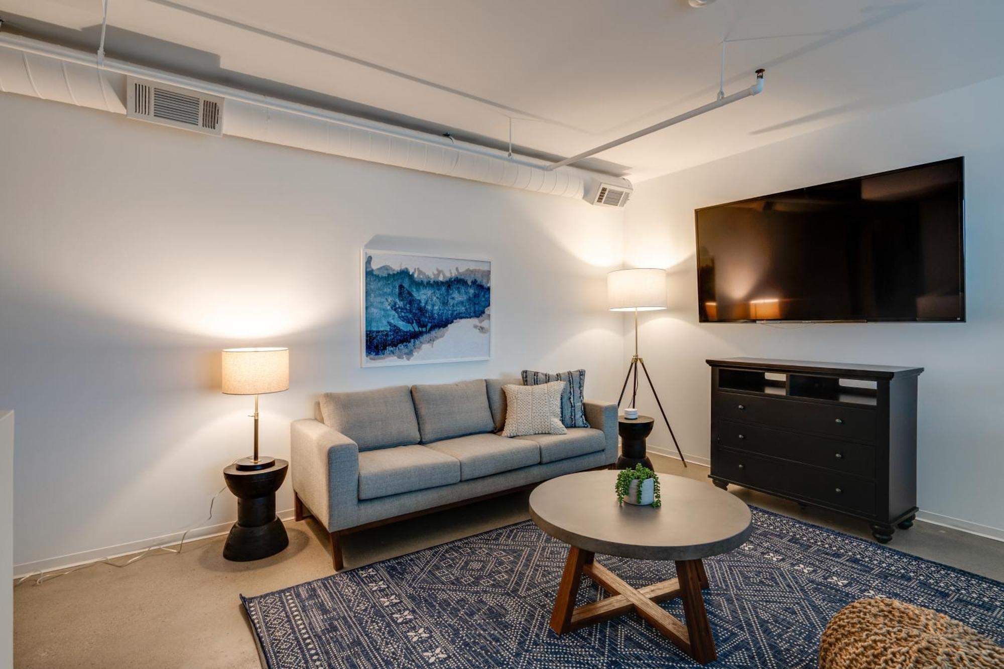 5m102 Two-story 2br 2ba Work Live