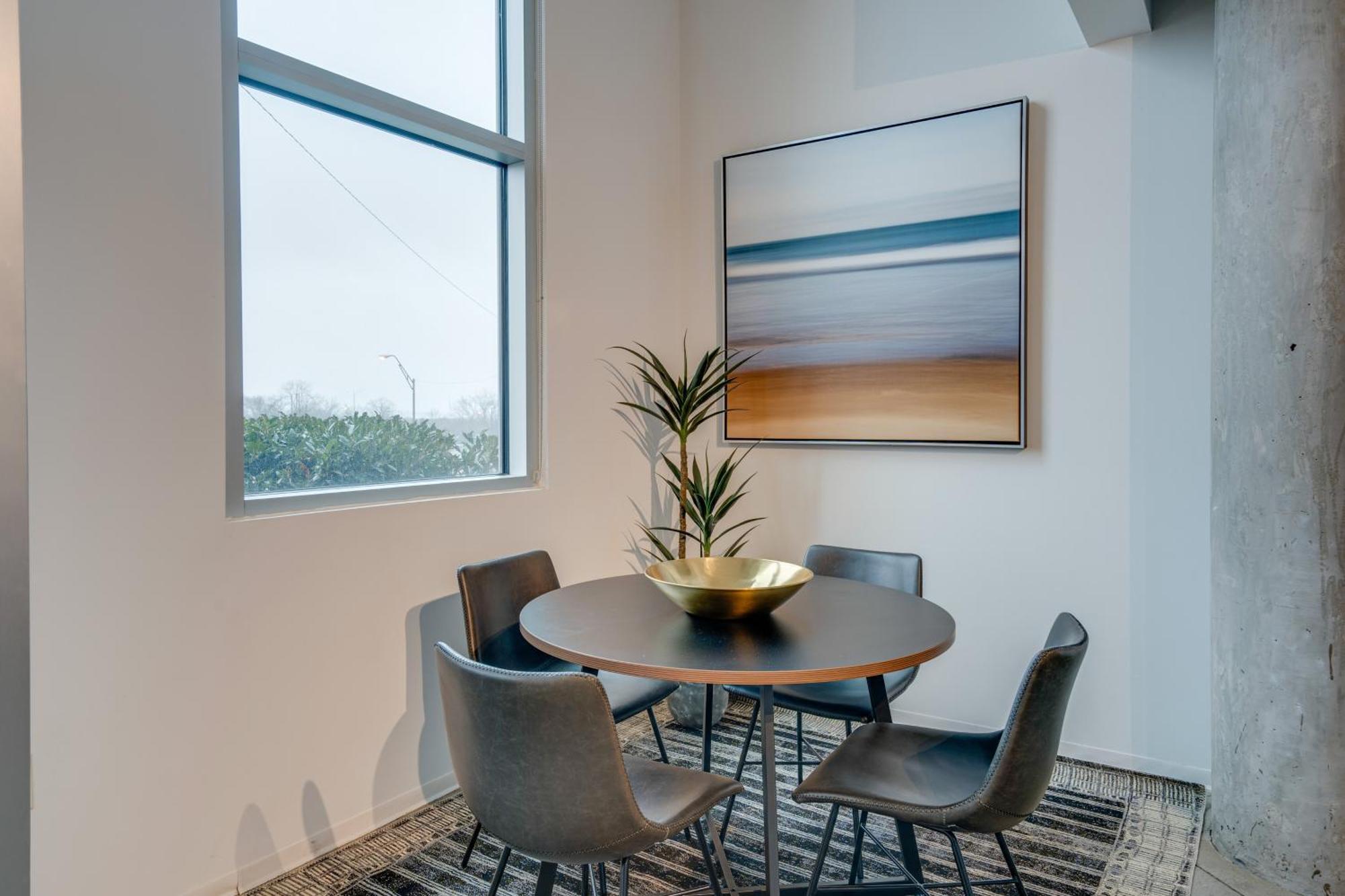 5m102 Two-story 2br 2ba Work Live *