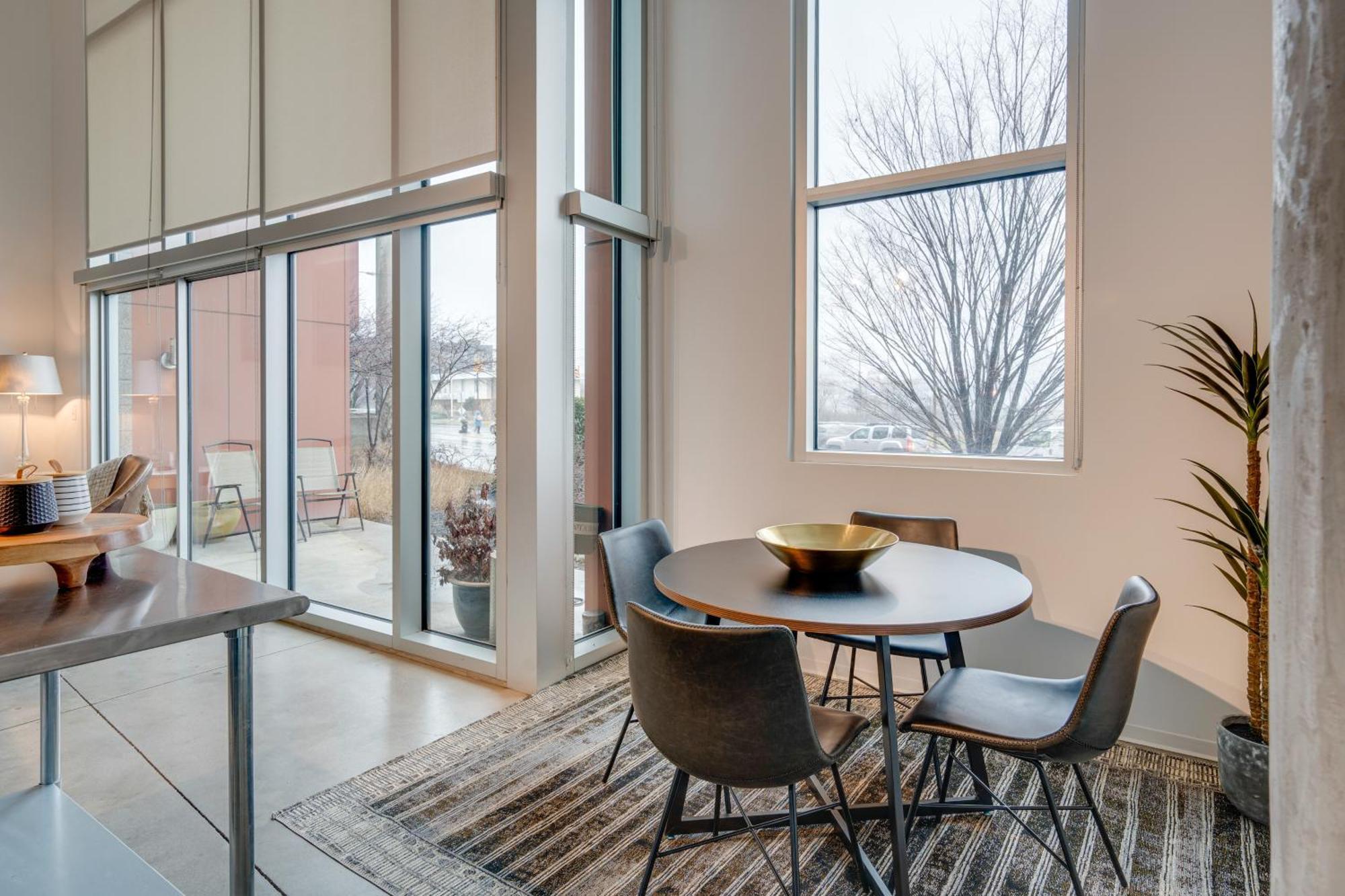 5m102 Two-story 2br 2ba Work Live *