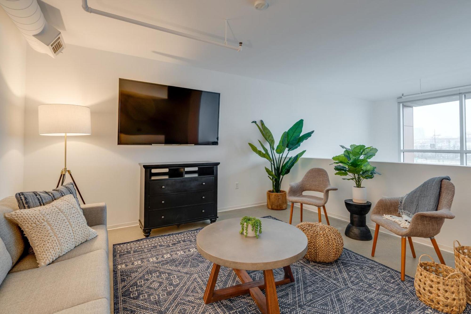 5m102 Two-story 2br 2ba Work Live *