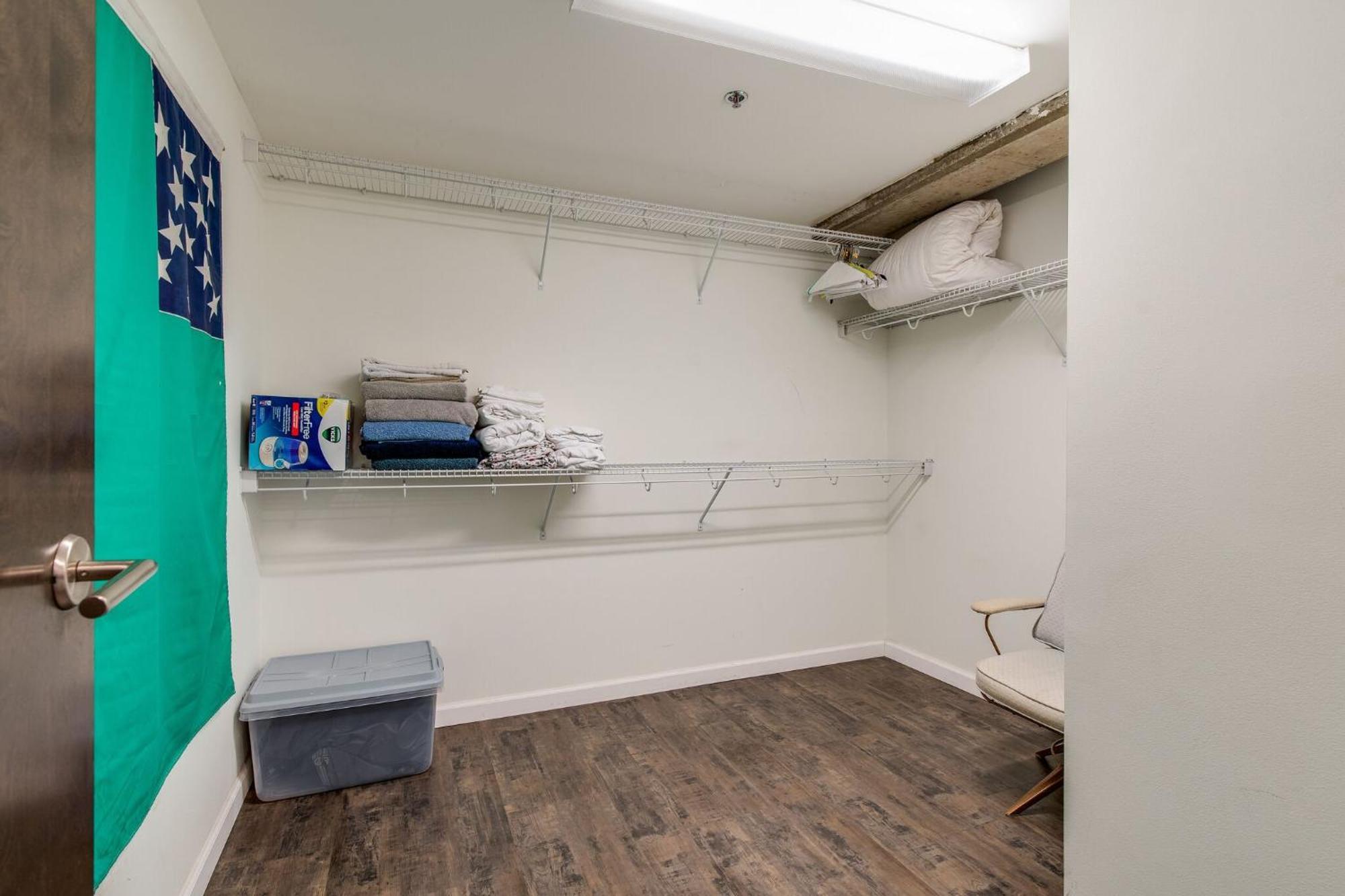 5m106- Spacious Chic 1br East Loft *