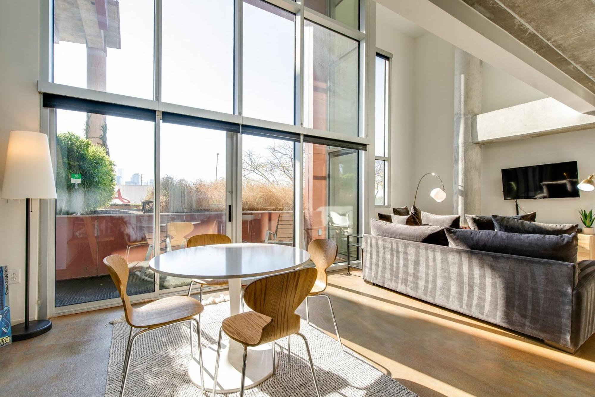 5m106- Spacious Chic 1br East Loft *