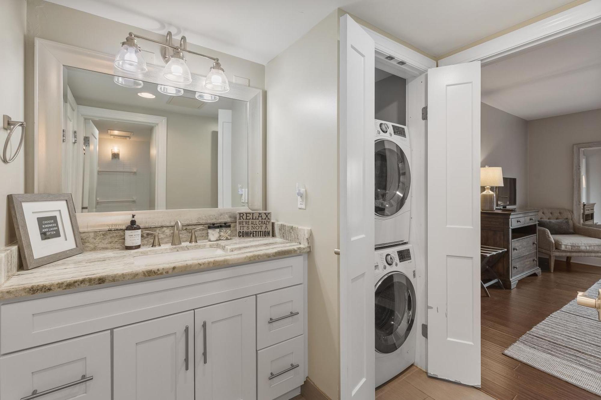 On Famous Music Row - Pool, Parking, Walk To Bars Holiday home Nashville