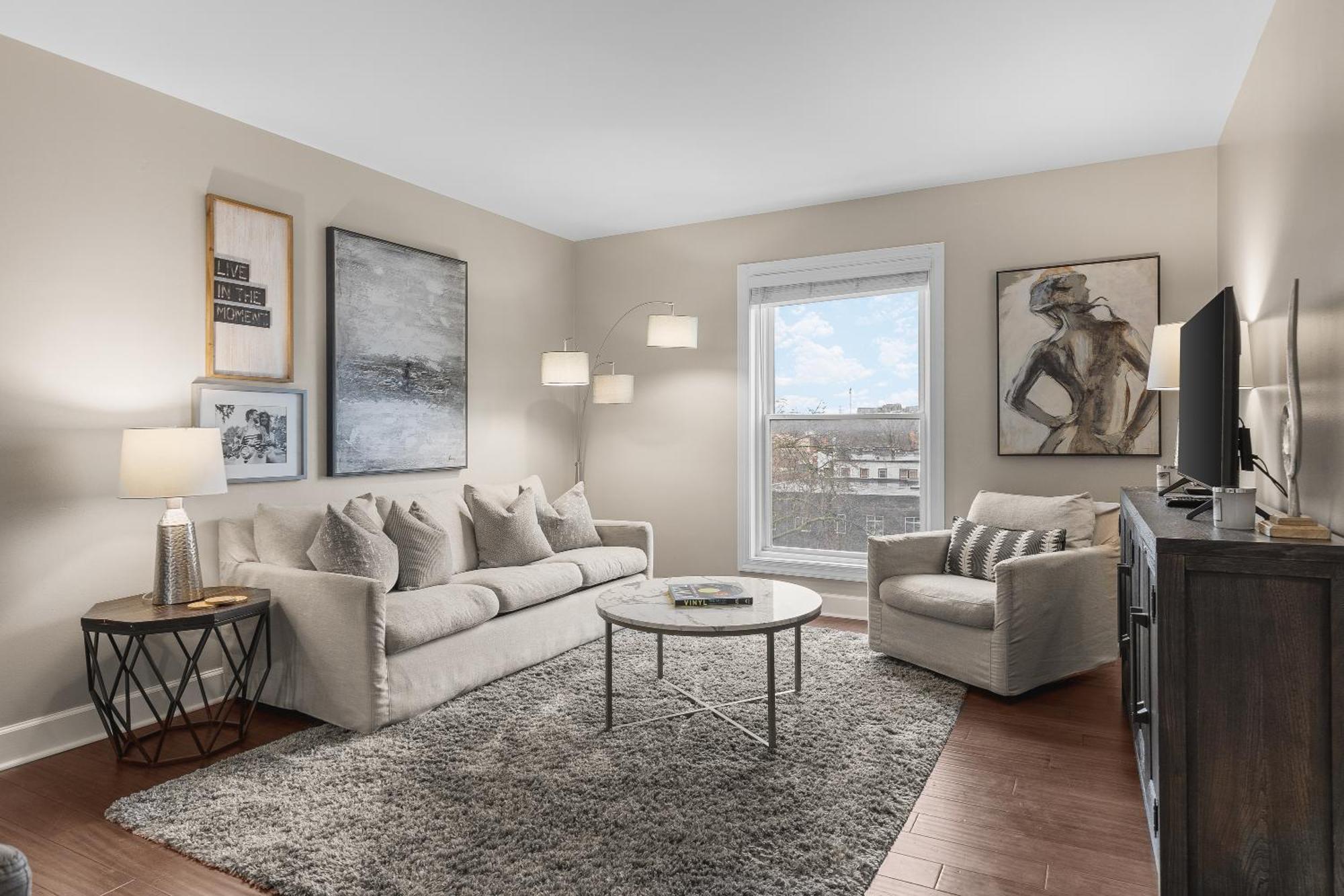 On Famous Music Row - Pool, Parking, Walk To Bars Holiday home *