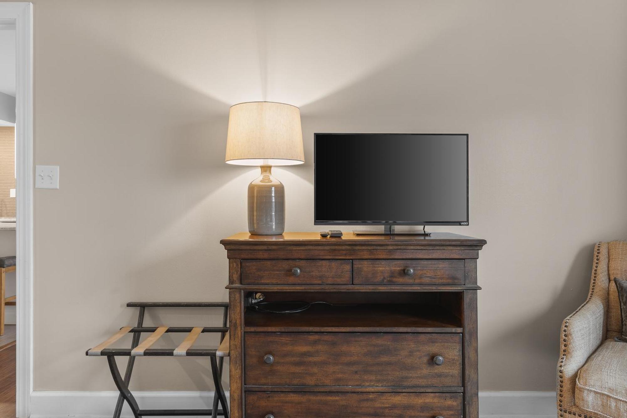 On Famous Music Row - Pool, Parking, Walk To Bars *