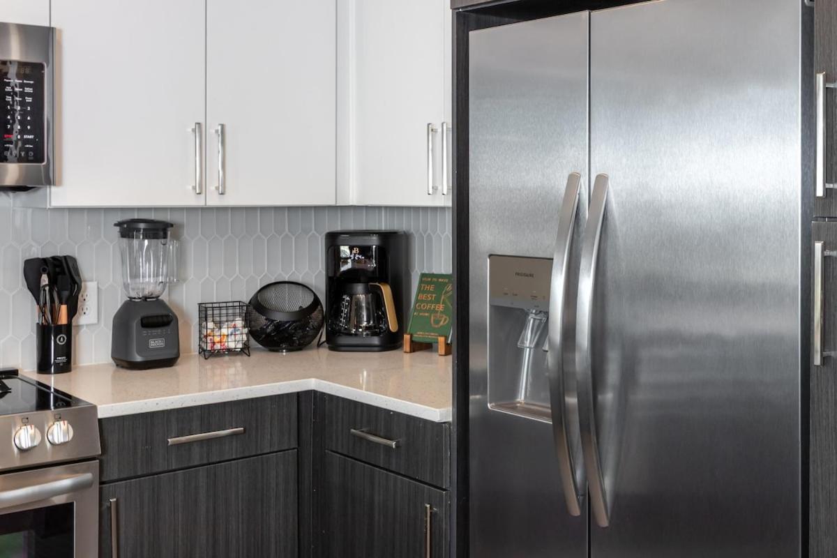 Corporate Chic Walkable And Quiet Apartment