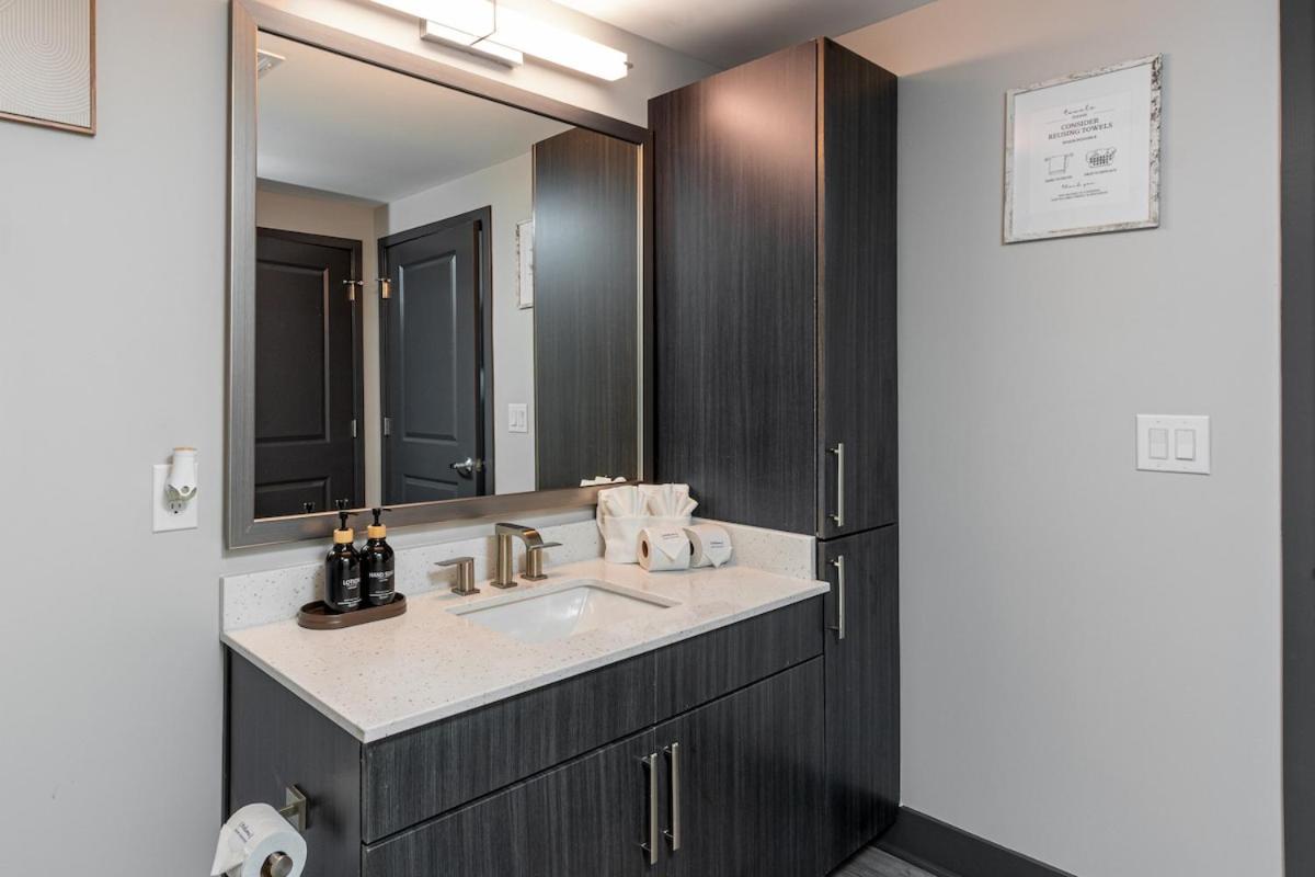 Corporate Chic Walkable And Quiet Apartment