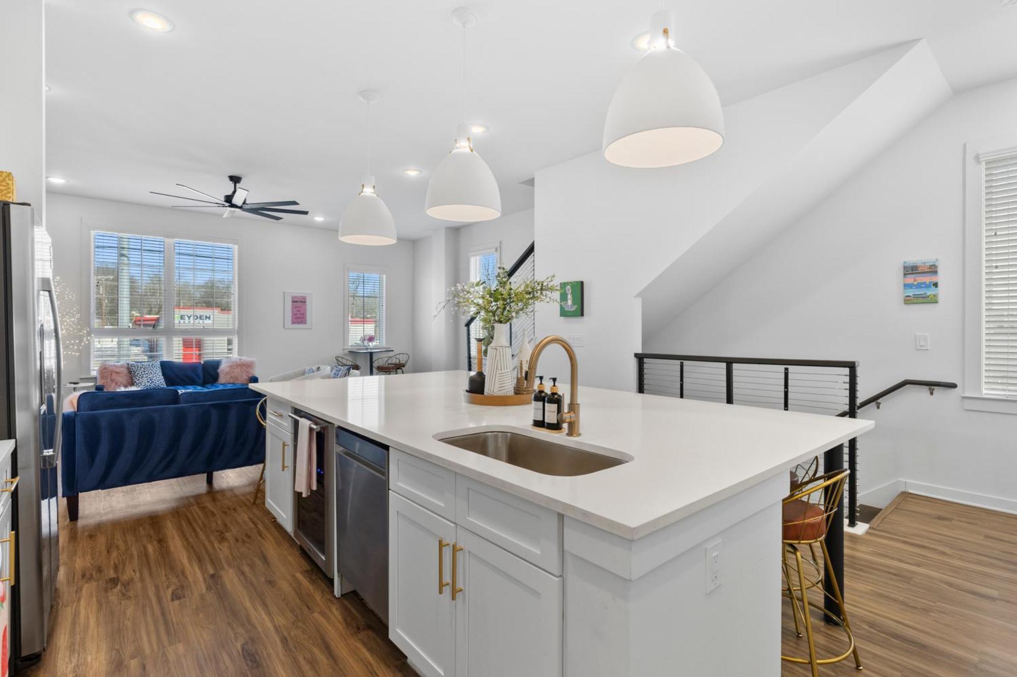 3 Miles To Broadway -garage, Patio, Walk To Shops