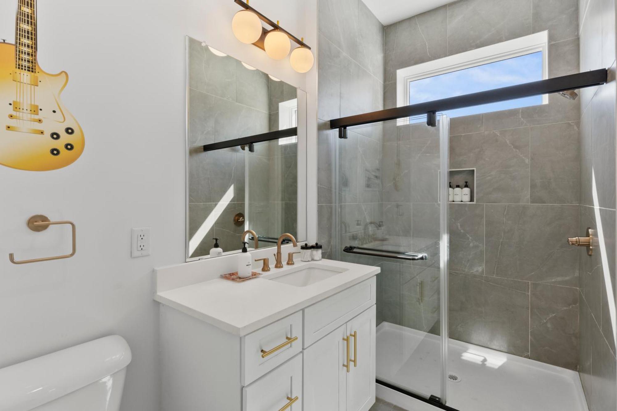 3 Miles To Broadway -garage, Patio, Walk To Shops *