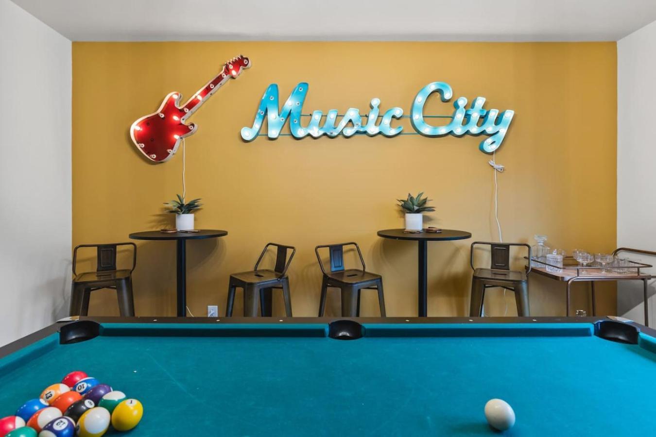 Pool Table Walk To Downtown Bars And Farmers Market Holiday home *
