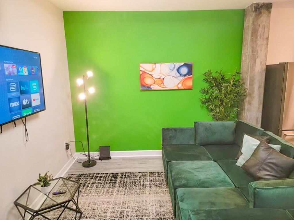 Apartment Cozy & 2br With Optional Parking Near Vanderbilt, Gulch & Honky Tonk Highway