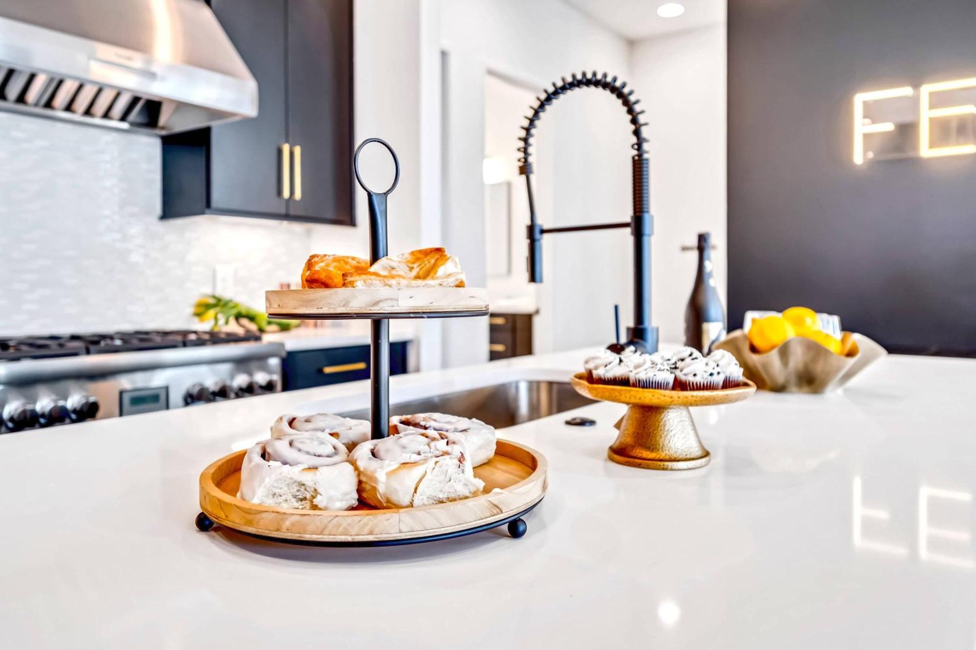 Taylor Swift Inspired Hot Tub Rooftop Deck Views Holiday home